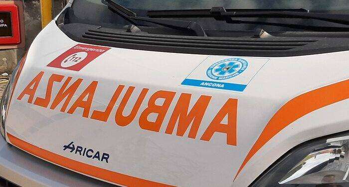 Cade in un compattatore di rifiuti e muore nel Sulcis