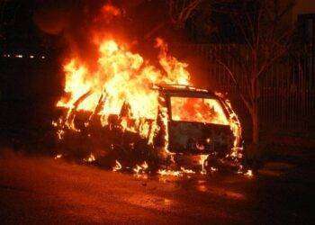 Paura nella notte ad Assemini: tre auto in fiamme