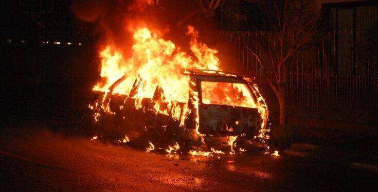 Paura nella notte ad Assemini: tre auto in fiamme