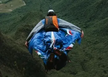 Precipita mentre fa base jumping: salvato nel lecchese