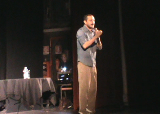 Luca Bizzarri porta a Cagliari il suo spettacolo: risate e riflessioni a voce alta sulla nostra società