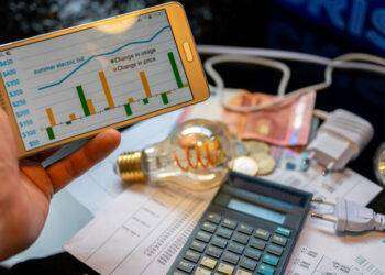 Codacons: in 10 anni bollette aumentate di 1.625 euro a famiglia