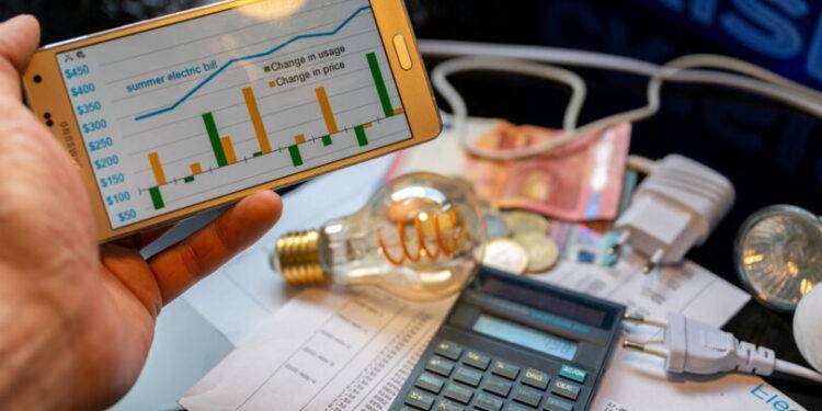 Codacons: in 10 anni bollette aumentate di 1.625 euro a famiglia