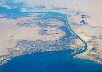 Egitto: una nave portacontainer si incaglia nel canale di Suez