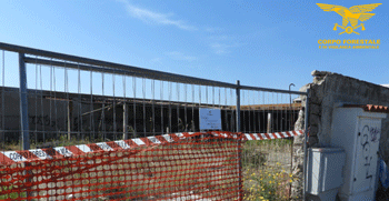 Rifiuti speciali e amianto accatastati dentro un edificio: discarica abusiva sequestrata sul lungomare di Torregrande