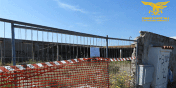 Rifiuti speciali e amianto accatastati dentro un edificio: discarica abusiva sequestrata sul lungomare di Torregrande