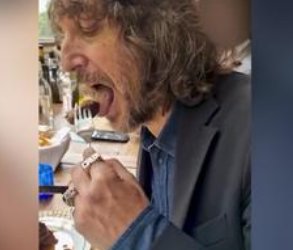 Cruciani mangia l’orso scatenando l’indignazione animalista. Lui replica: “Non rompete i c…”