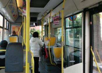 Terrore in centro a Quartu, malore per autista del Ctm: il bus travolge tutto