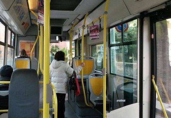 Terrore in centro a Quartu, malore per autista del Ctm: il bus travolge tutto