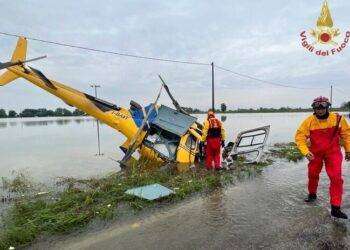 Alluvione in Emilia-Romagna: allerta rossa, precipita un elicottero