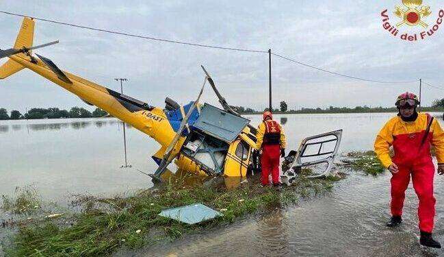 Alluvione in Emilia-Romagna: allerta rossa, precipita un elicottero