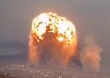 Ucraina, bombardato deposito di munizioni all’uranio impoverito: “Nube tossica verso l’Europa”