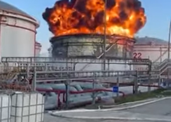 In fiamme serbatoio di petrolio alla frontiera della Crimea