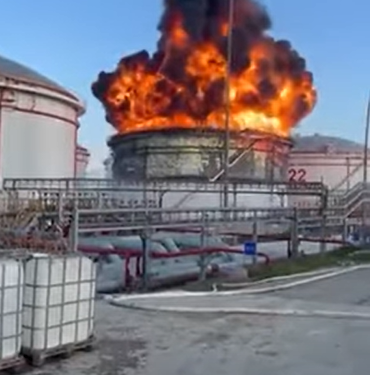 In fiamme serbatoio di petrolio alla frontiera della Crimea