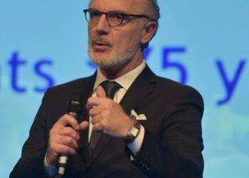 Lo squallido teatrino dei potenti   di Leonardo Guerra