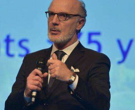 Lo squallido teatrino dei potenti   di Leonardo Guerra