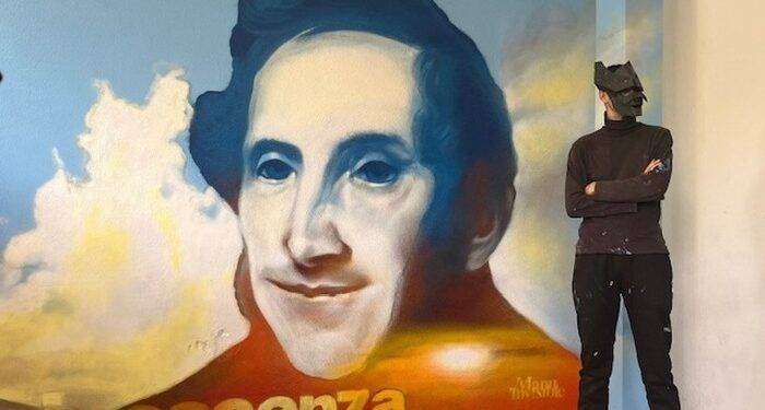 Manu Invisible dipinge Manzoni nella scuola di Maracalagonis