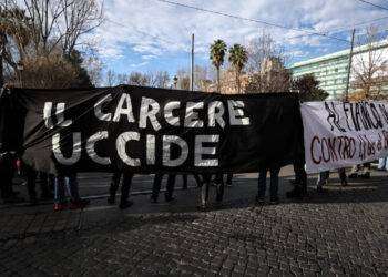 Sit-in per Cospito davanti al carcere di Bancali, 70 indagati: solidarietà di Rifondazione Comunista