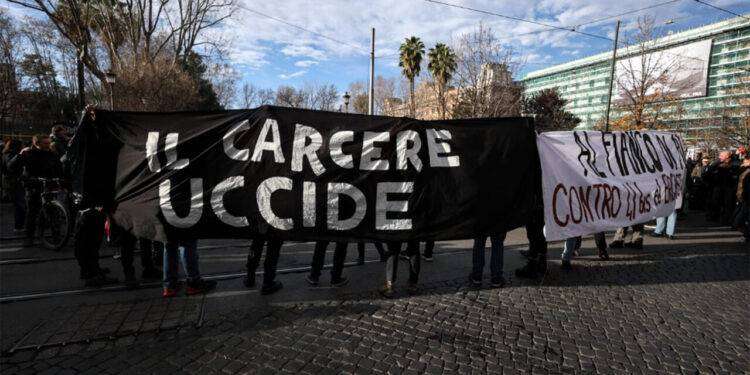 Sit-in per Cospito davanti al carcere di Bancali, 70 indagati: solidarietà di Rifondazione Comunista