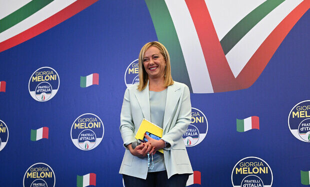 Meloni dopo i fallimenti e le dure contestazioni, cambia atteggiamento: martedì incontro con le opposizioni