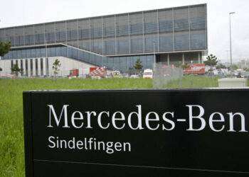 Germania: spari in fabbrica Mercedes, due morti