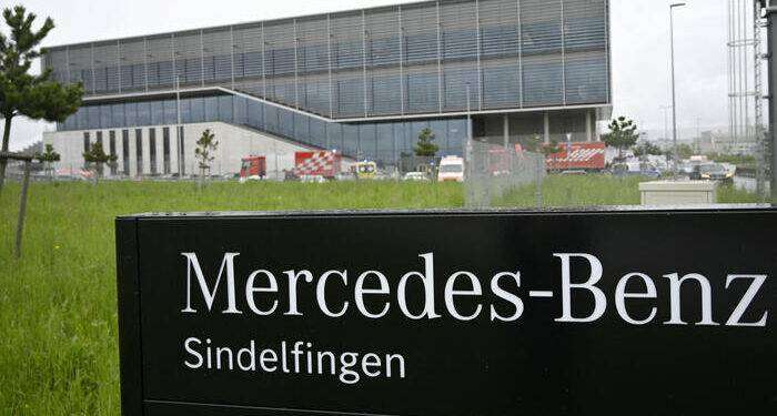 Germania: spari in fabbrica Mercedes, due morti