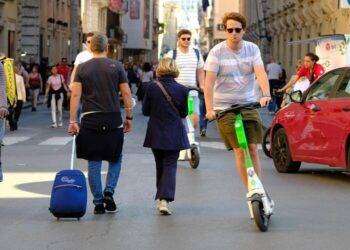 Muore travolto sul monopattino da un pirata della strada