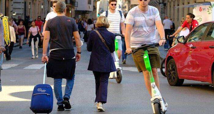 Muore travolto sul monopattino da un pirata della strada