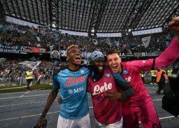 Napoli batte la Fiorentina, bolgia al Maradona