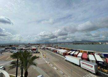 Aggrappato a semirimorchio minorenne tenta imbarco a Olbia