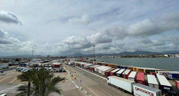 Aggrappato a semirimorchio minorenne tenta imbarco a Olbia