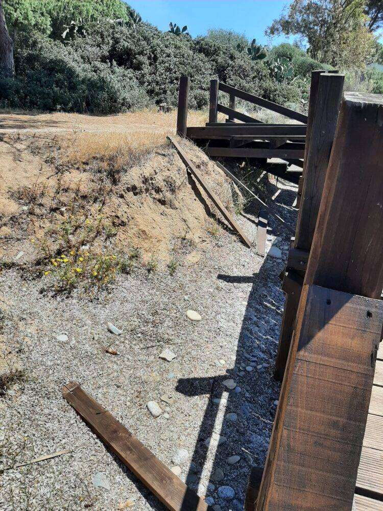 Quartu, vandali in azione: rotta passerella a Is Mortorius