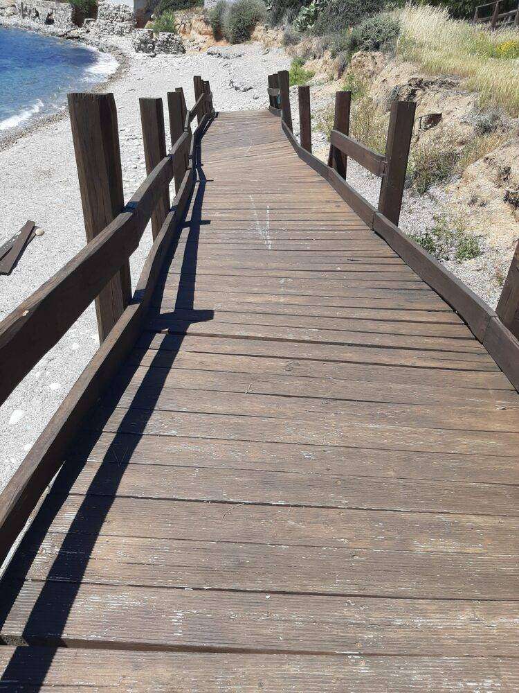 Quartu, vandali in azione: rotta passerella a Is Mortorius