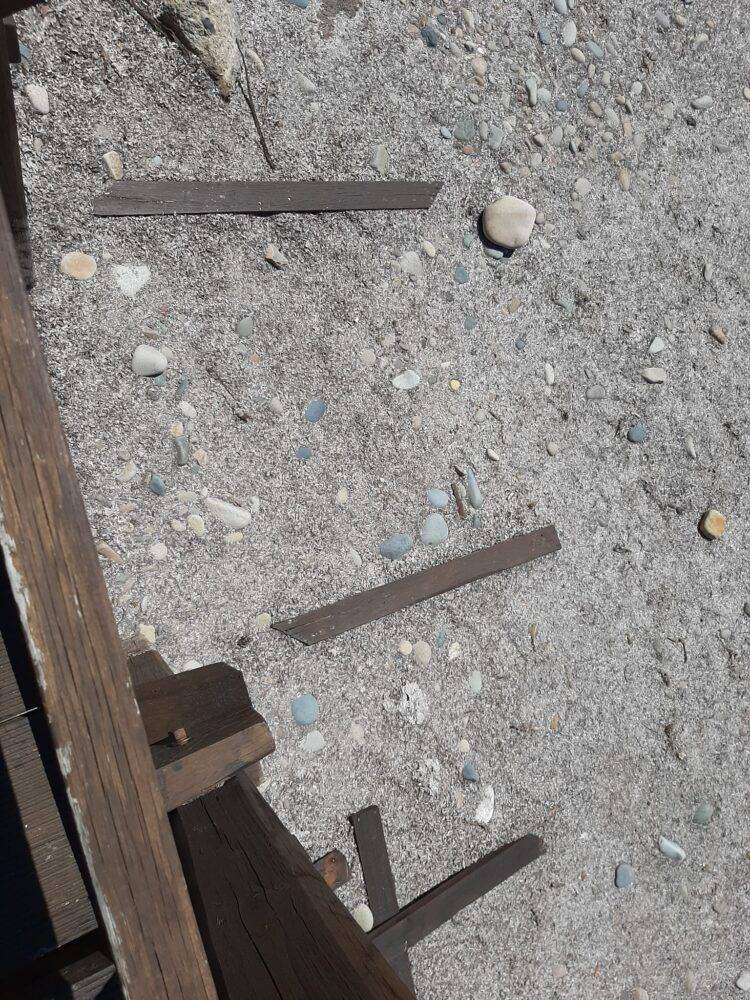 Quartu, vandali in azione: rotta passerella a Is Mortorius