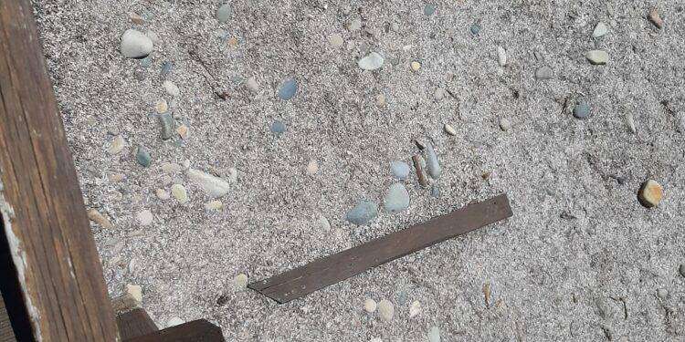 Quartu, vandali in azione: rotta passerella a Is Mortorius