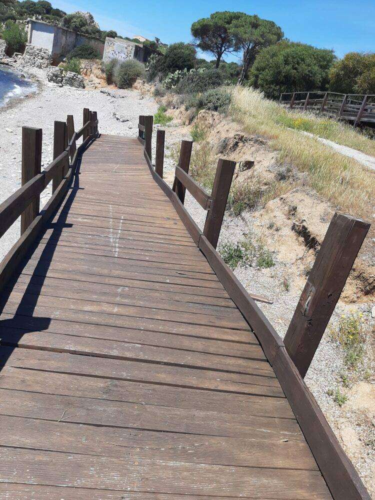 Quartu, vandali in azione: rotta passerella a Is Mortorius