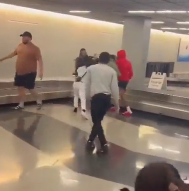 Maxi rissa nell’aeroporto di Chicago: botte da orbi e due arresti