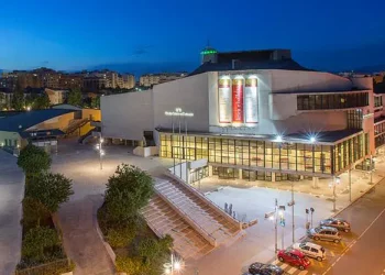 Blitz al Teatro Lirico di Cagliari, inchiesta su assunzioni pilotate e assenteismo: sequestrati computer