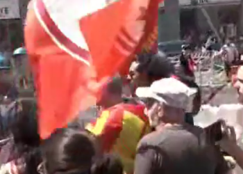 Corteo USB Milano, momenti di tensione tra manifestanti e polizia durante lo sciopero generale nazionale