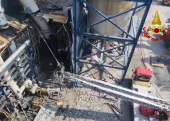 Vado Ligure (SV), Vigili del Fuoco impegnati per un incendio nella centrale elettrica dismessa