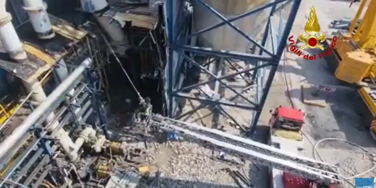 Vado Ligure (SV), Vigili del Fuoco impegnati per un incendio nella centrale elettrica dismessa