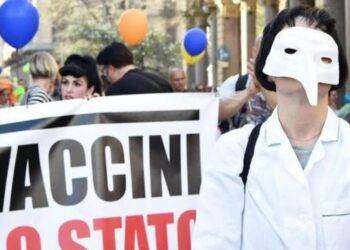 Vaccini, i danneggiati denunciano l’ex ministro Speranza e Nicola Magrini