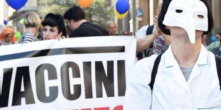 Vaccini, i danneggiati denunciano l’ex ministro Speranza e Nicola Magrini