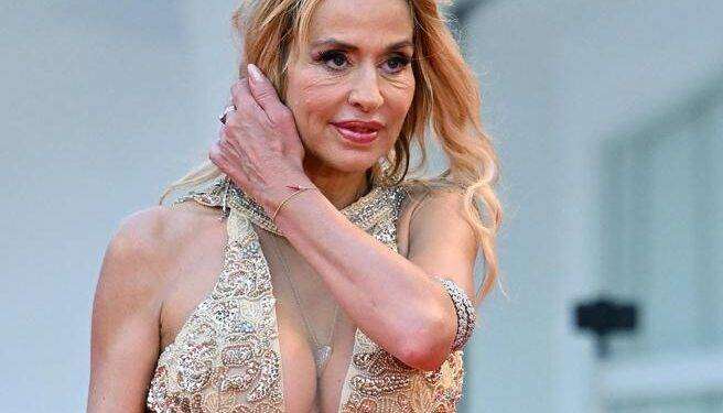 “I sardi sono una razza da studiare”: parole shock di Valeria Marini in tv