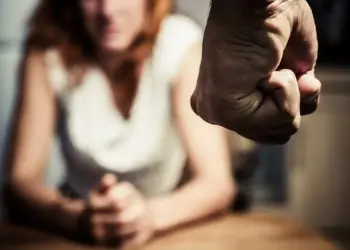 Strano paese l’Italia. Quanto valgono anni di maltrattamento e violenze?