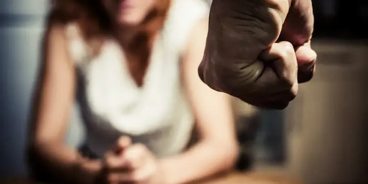 Strano paese l’Italia. Quanto valgono anni di maltrattamento e violenze?