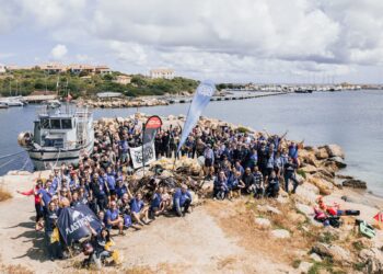 A pesca di rifiuti nella spiaggetta D’Azzena. Volontari e sportivi fanno pulizia nel mare di Stintino