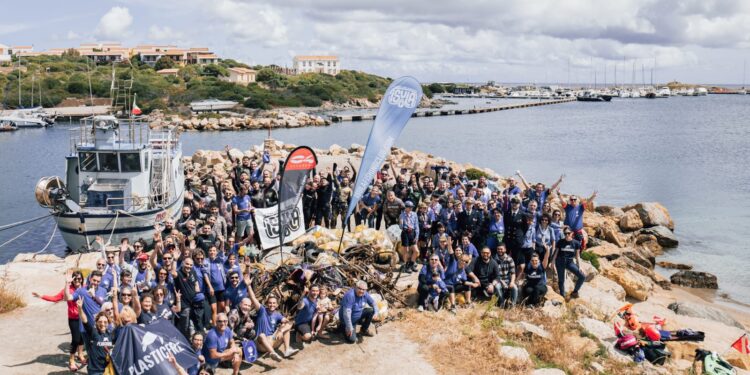 A pesca di rifiuti nella spiaggetta D’Azzena. Volontari e sportivi fanno pulizia nel mare di Stintino