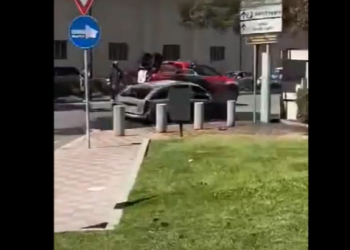 Paura in viale Poetto a Cagliari: auto in fiamme: traffico in tilt