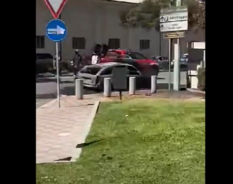 Paura in viale Poetto a Cagliari: auto in fiamme: traffico in tilt